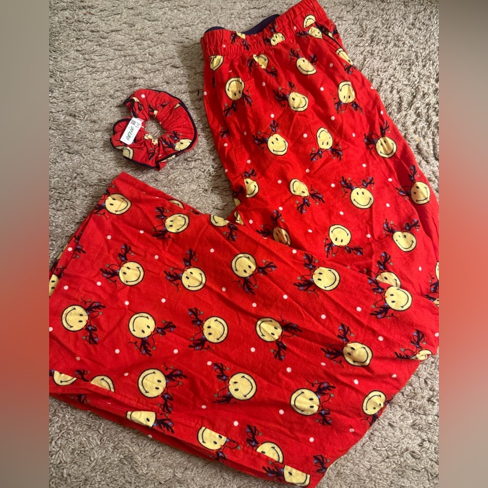 Aerie Red Holiday Lights Smiley® Flannel Skater Pants & Scrunchie Set - size XL